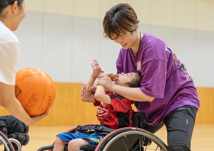 車いすの子どもがバスケットボールを楽しむ様子