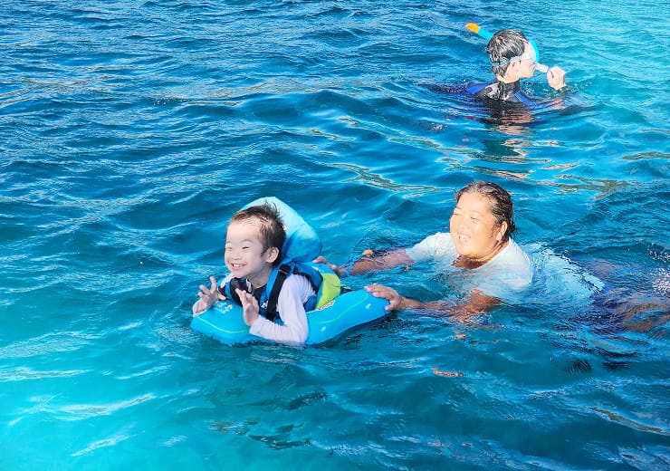 障がいのある子どもが海を楽しむ様子