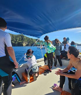 海辺で楽しむ家族の様子