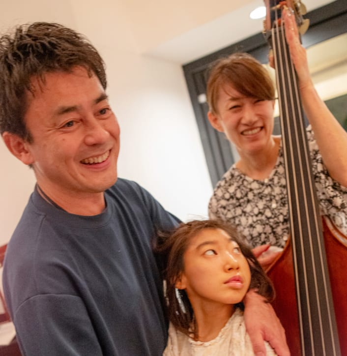 コントラバスの演奏を間近で聴く親子の様子