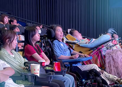 映画館でインクルーシブ映画上映会を楽しむ参加者たち