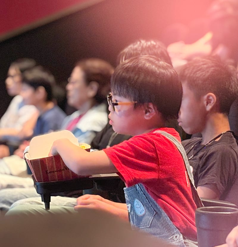 映画を楽しむ様子