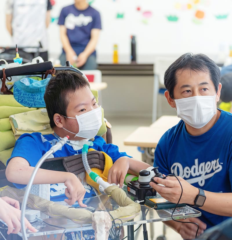 ボランティアスタッフと子どもが楽しむ様子