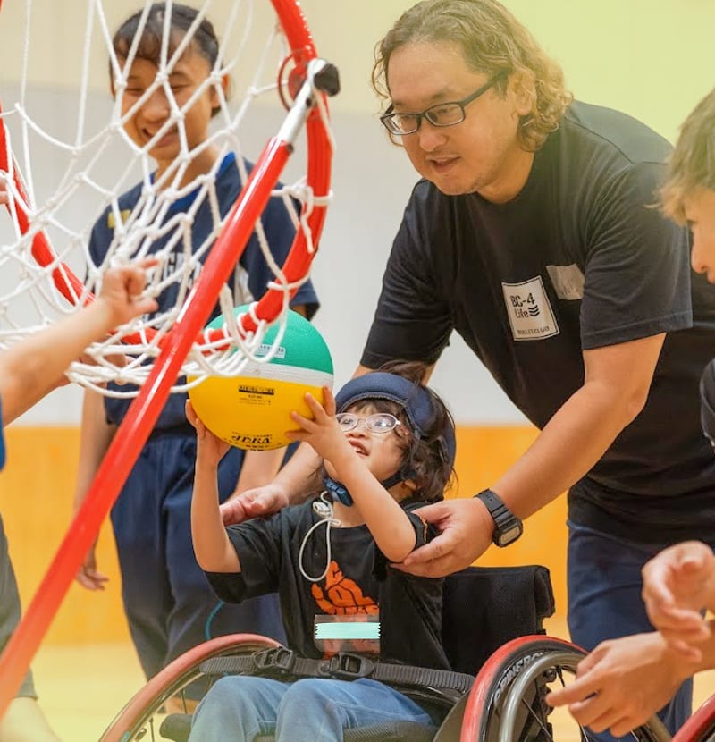 ボランティアスタッフと子どもがバスケットボールを楽しむ様子
