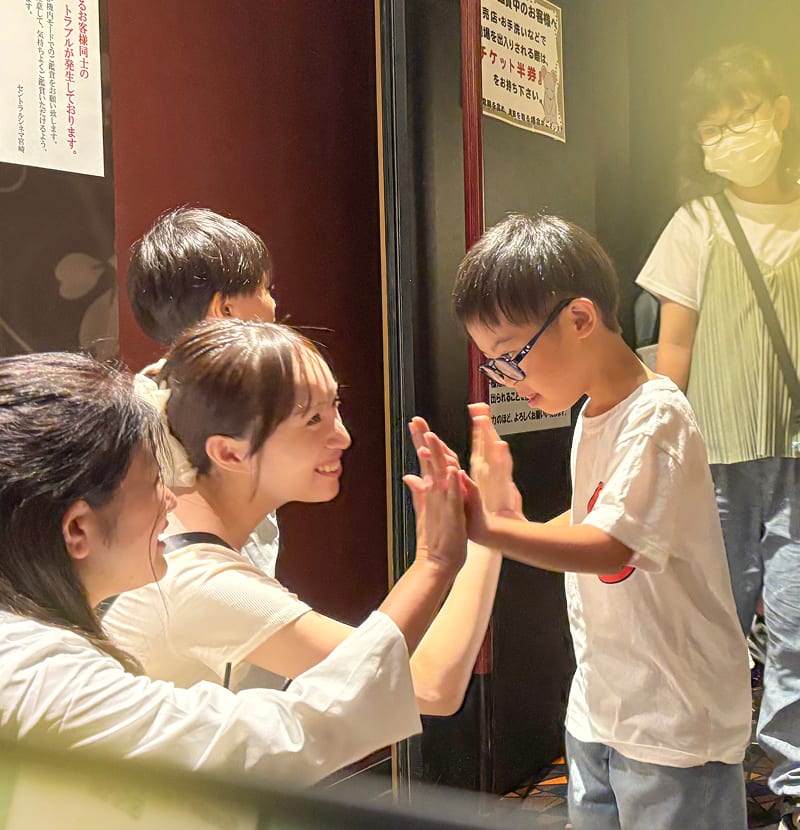 親子で映画館に入る様子