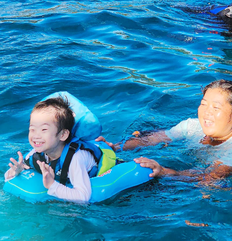 親子で水泳を楽しんでいる様子