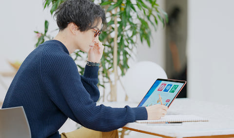 プロボノとしてパソコンで作業する人