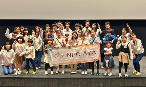 ボランティア活動に参加するスタッフの集合写真